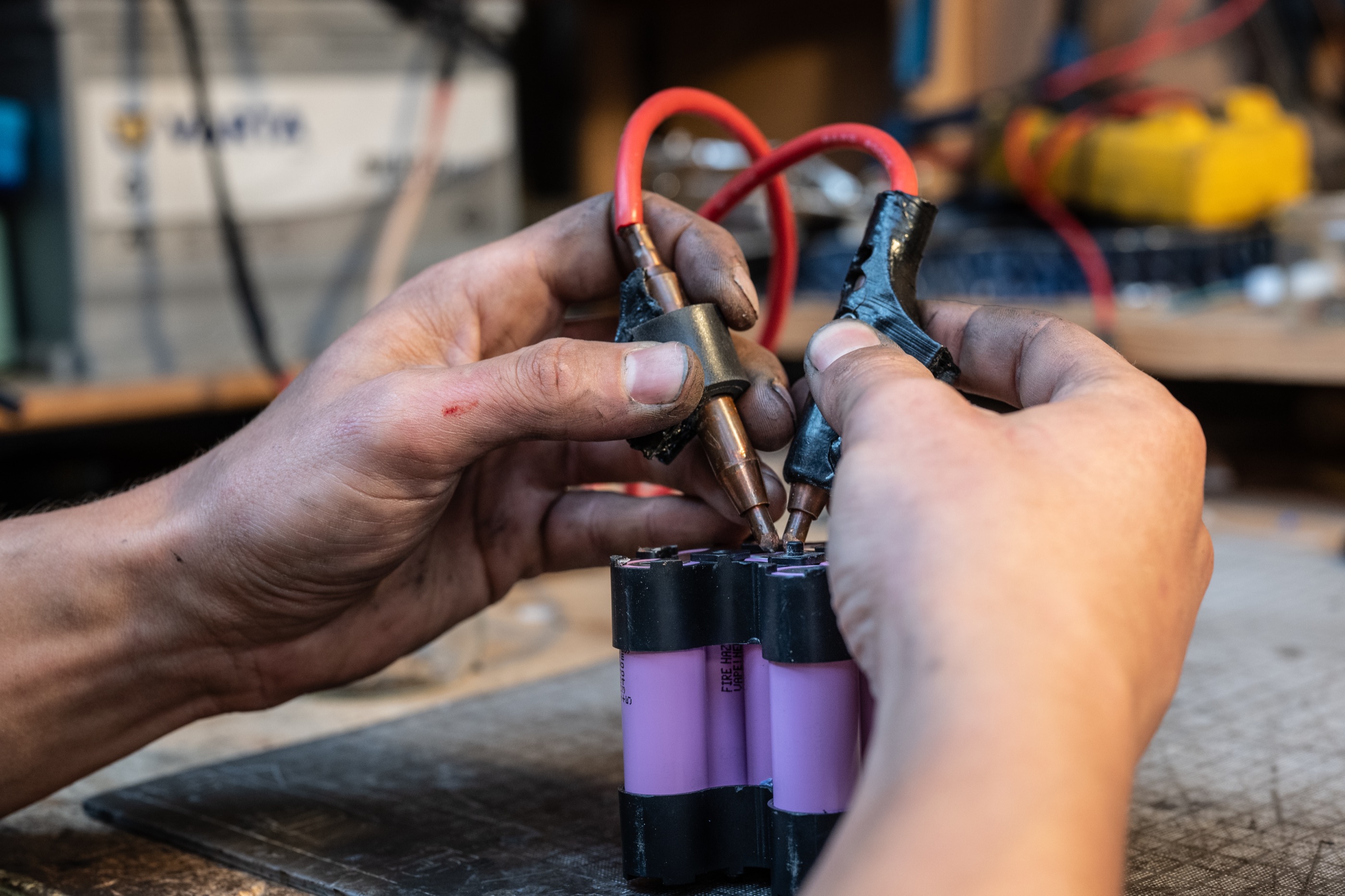 Cellules d'une batterie de vélo en cours de reconditionnement
