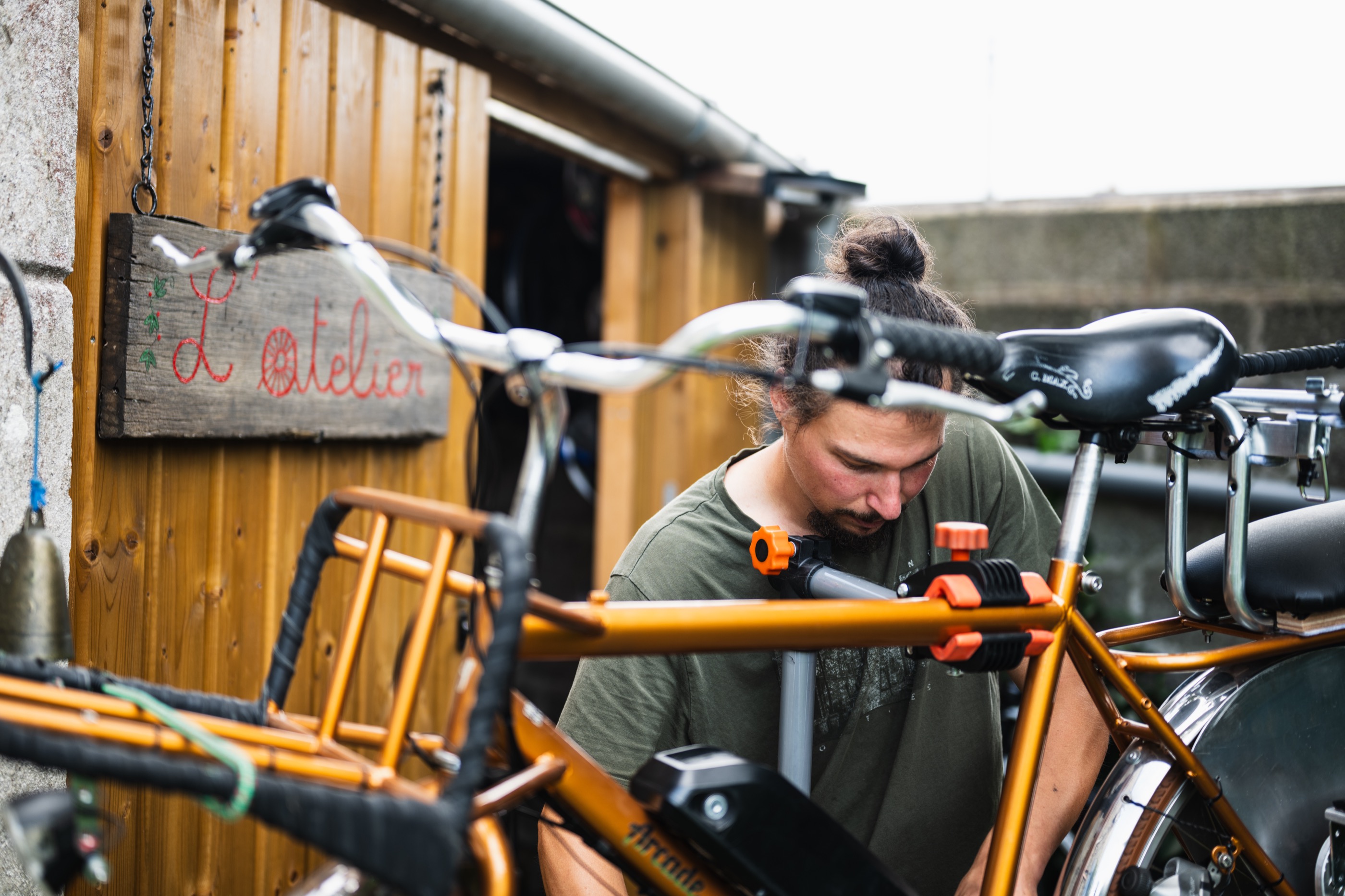 Mécanicien réparant un vélo à l'atelier