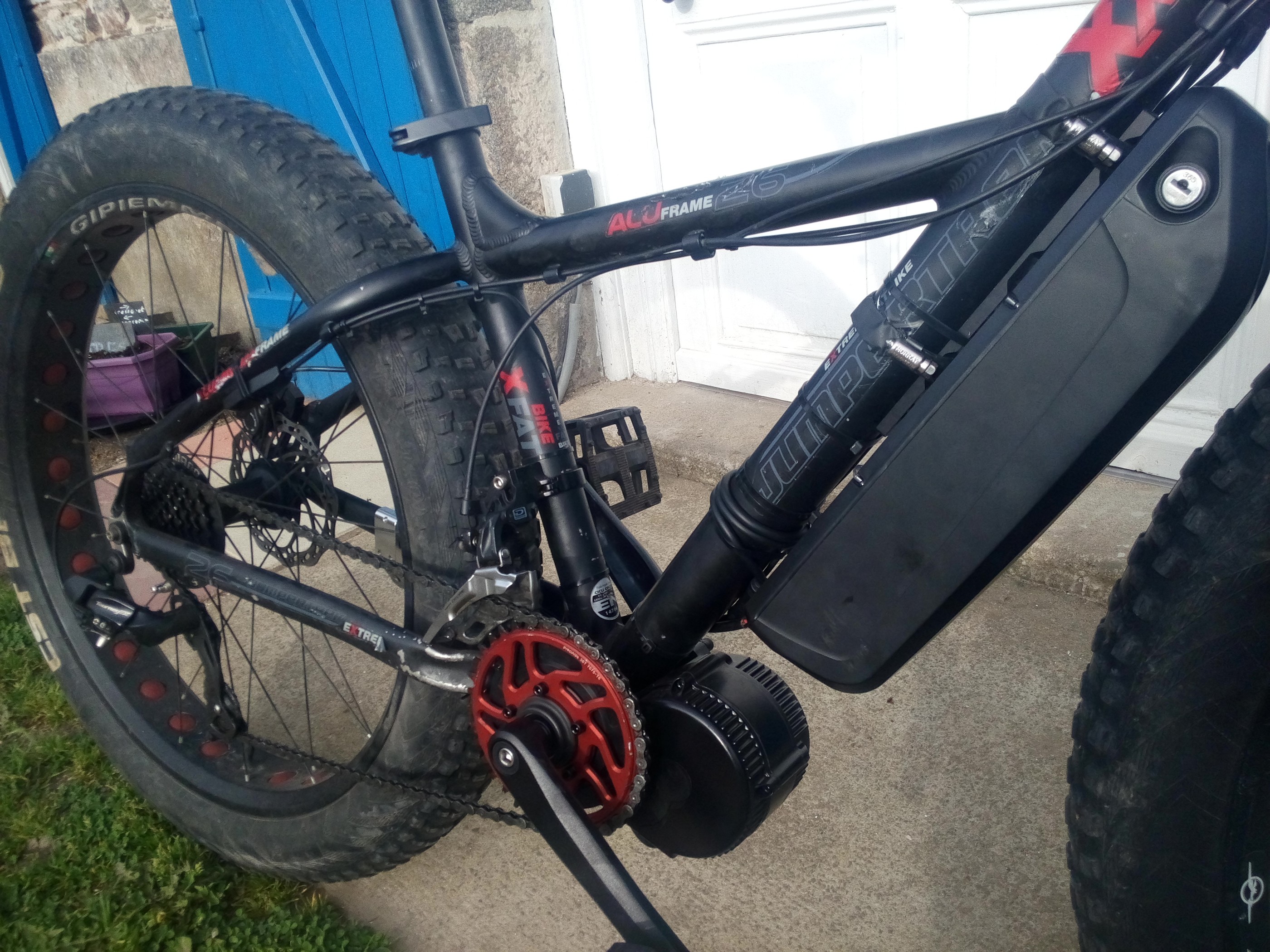 Batterie fixée sur le cadre d'un vélo électrique