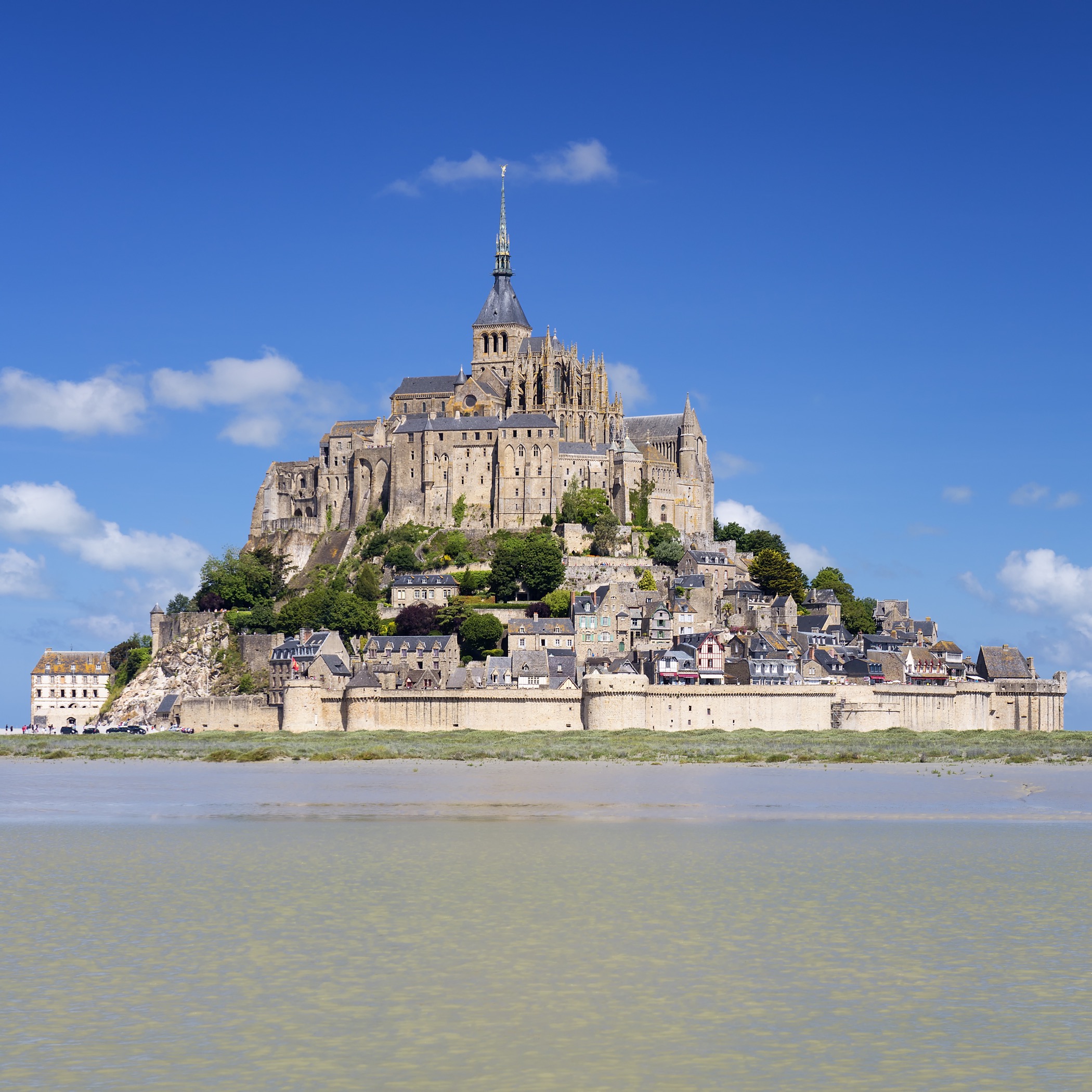 Le Mont-Saint-Michel sous un ciel bleu, parcours à vélo