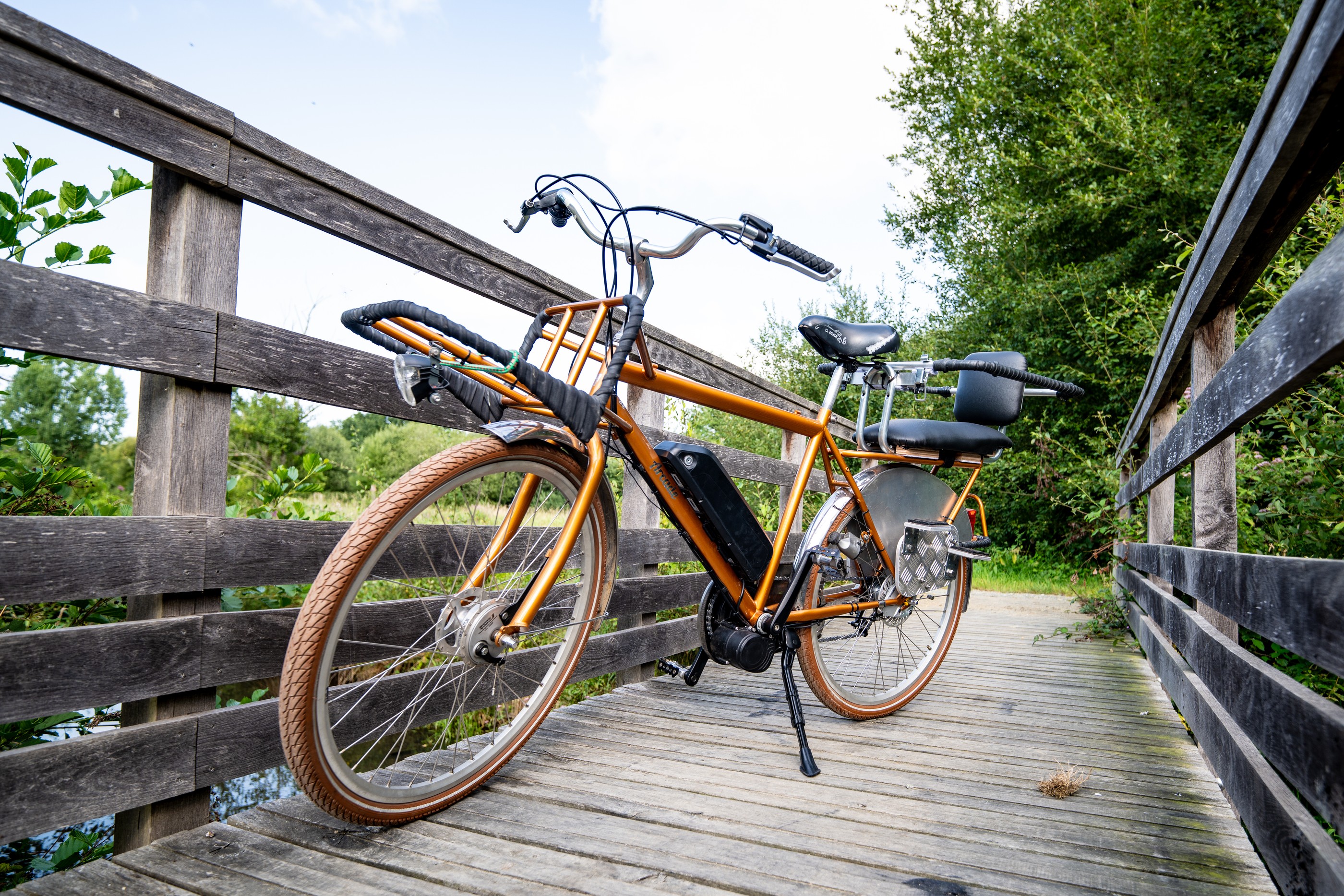 Vélo électrique sur un ponton en bois