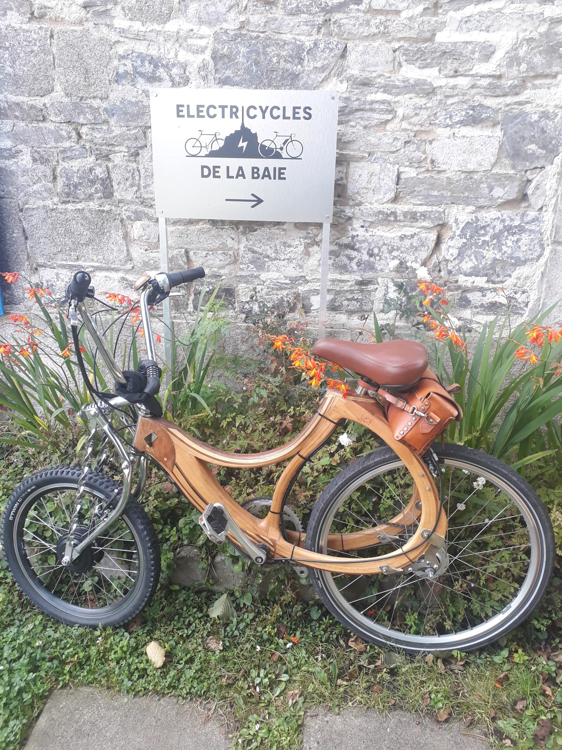 Cadre lamellé collé fait main par le client, batterie sur-mesure à la sacoche cuir, moteur roue avant