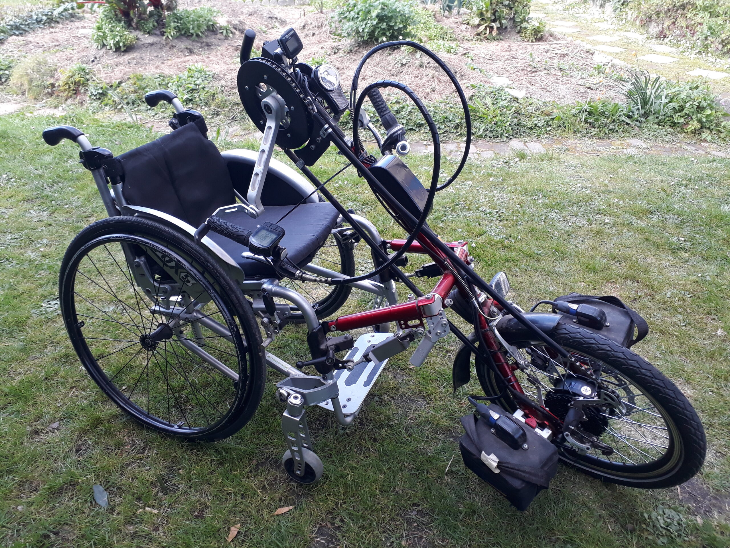 Handbike électrique : le système électrique défaillant a été entièrement refait, avec réutilisation des anciennes batteries
