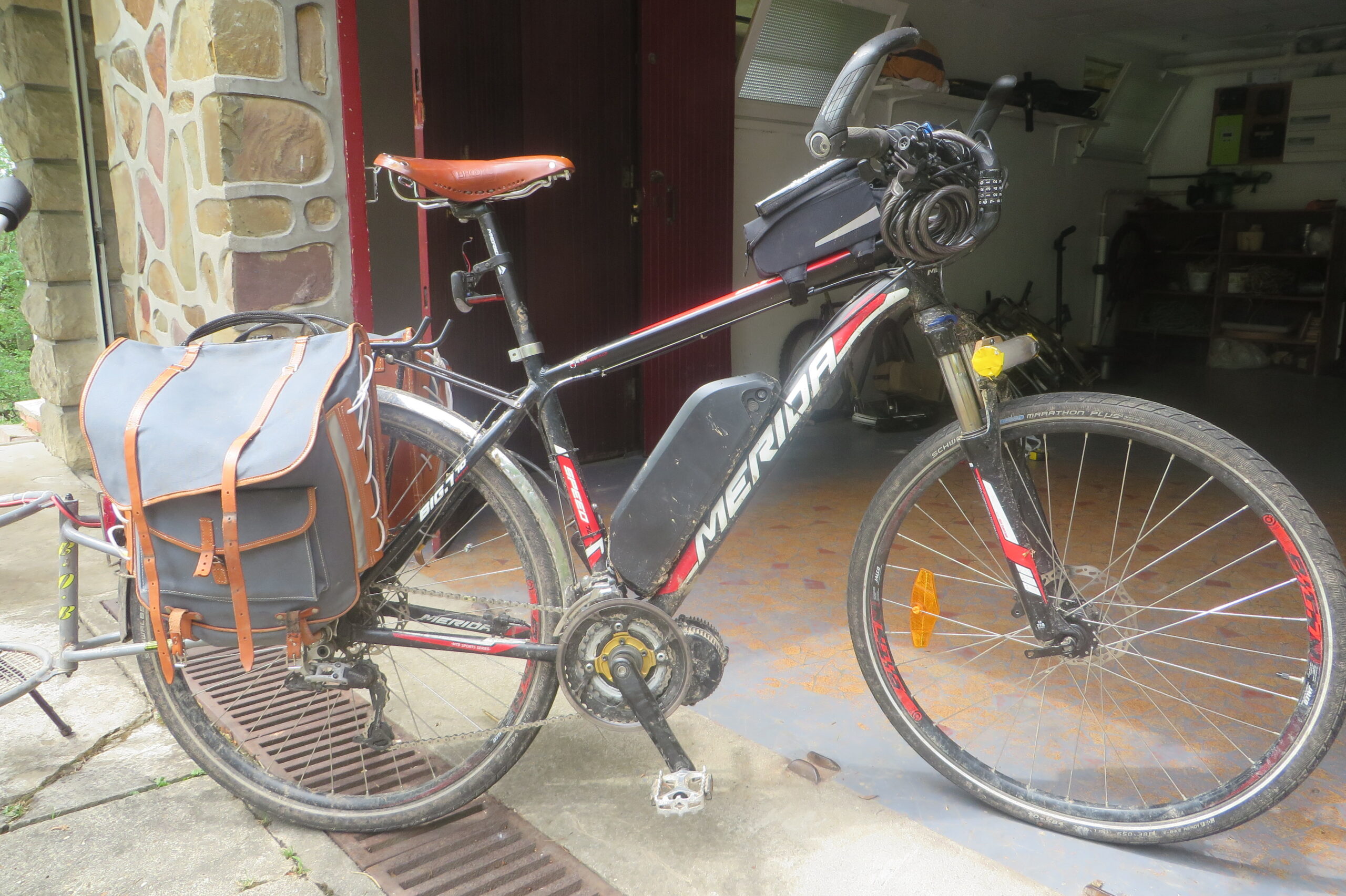 VTT transformé en VVTT (vélo de voyage tout-terrain)