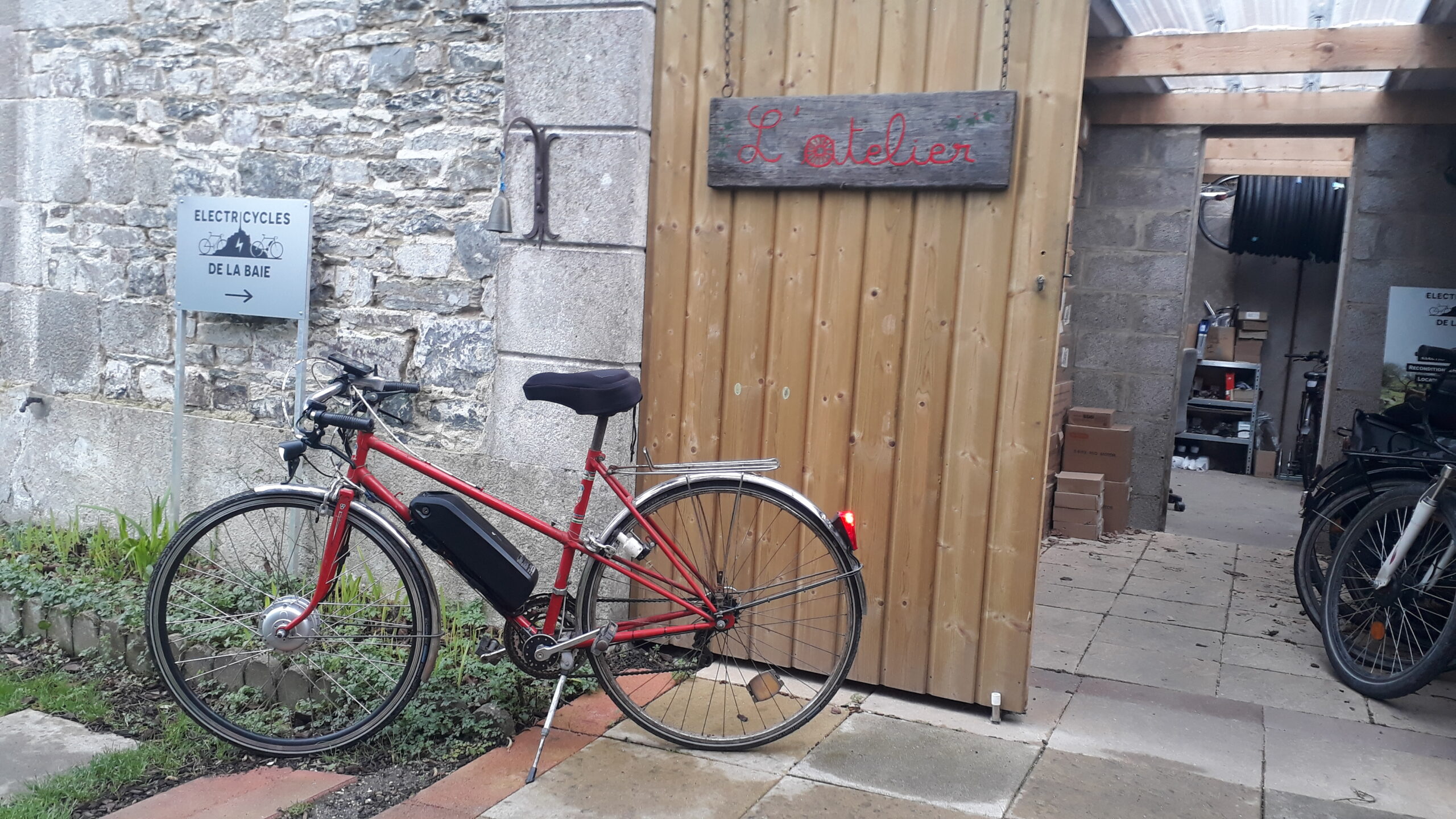 Vélo classique électrifié à l'atelier